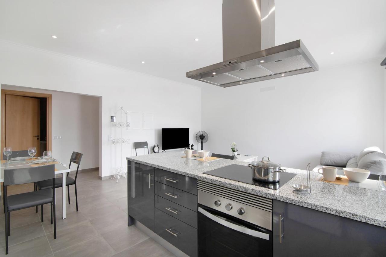 Traditional 3 Bedroom Apartment Alte Buitenkant foto